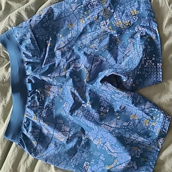 Mens Lululemon shorts size small - Picture 2 of 5